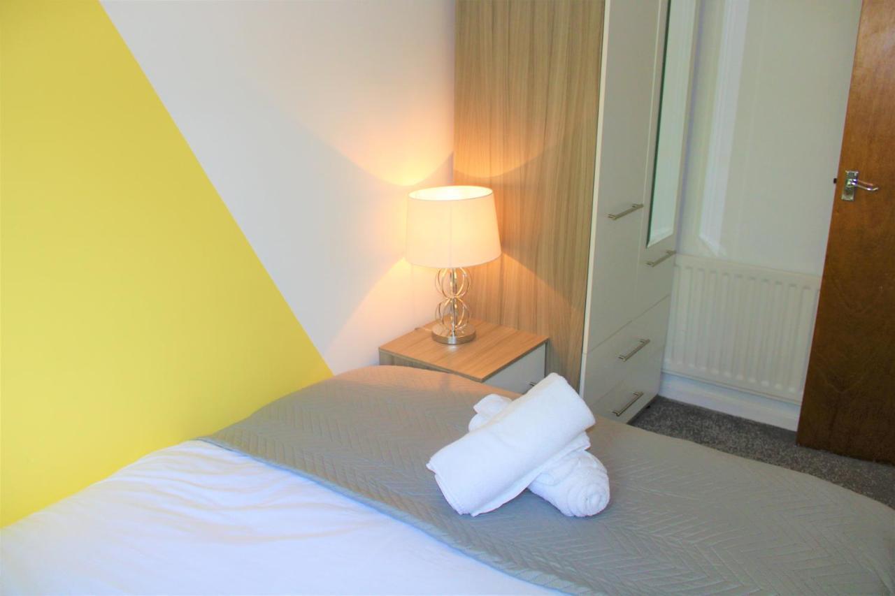 Homely And Budget Friendly 3 Bed House Sleeps 6 Free Parking! Milton Keynes Ngoại thất bức ảnh
