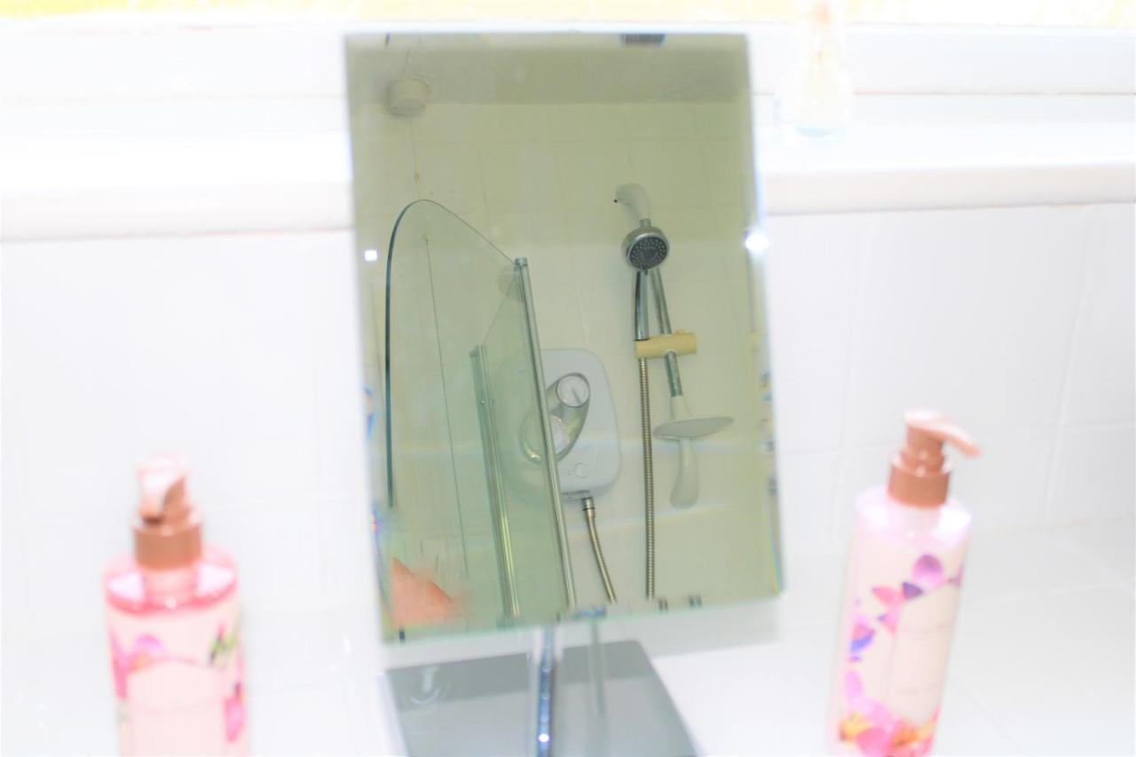 Homely And Budget Friendly 3 Bed House Sleeps 6 Free Parking! Milton Keynes Ngoại thất bức ảnh