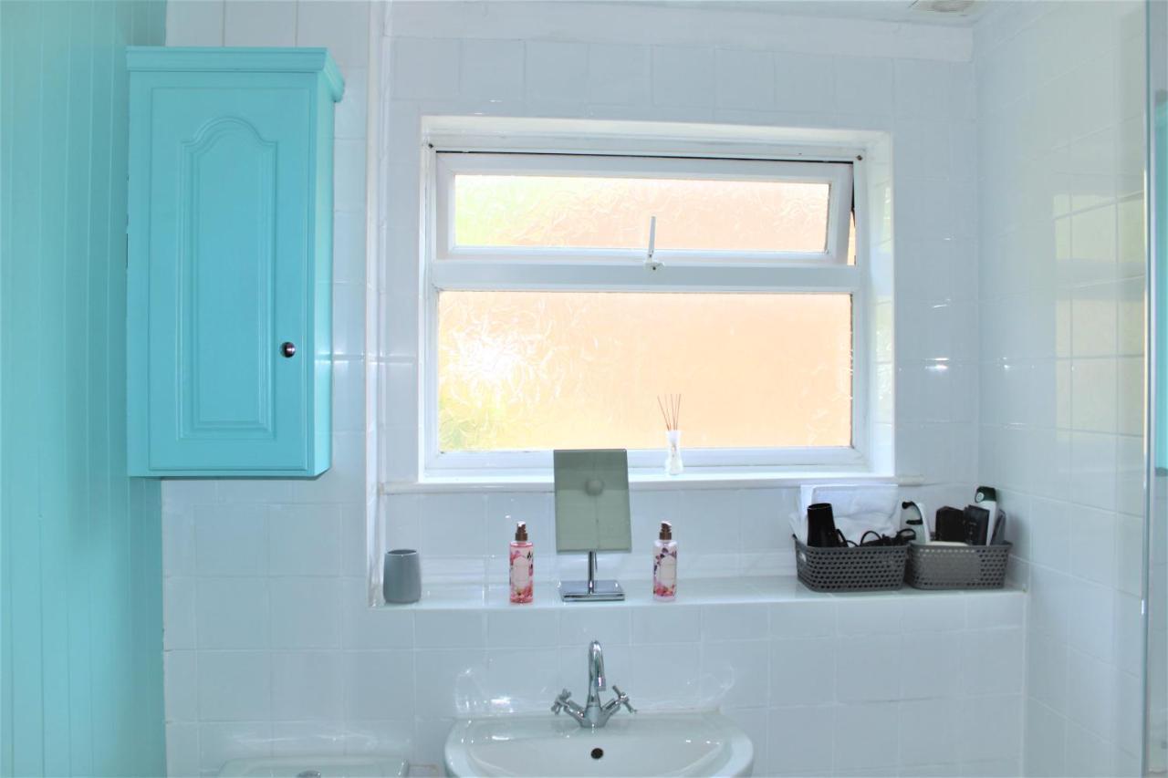 Homely And Budget Friendly 3 Bed House Sleeps 6 Free Parking! Milton Keynes Ngoại thất bức ảnh